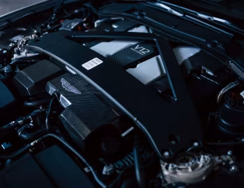Sous la capuche Aston Martin Vanquish [Japan] '2025–pr.