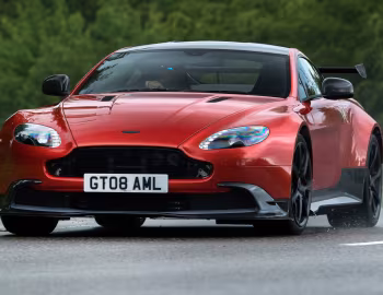 Aston Martin Vantage GT8 [UK-spec] '2016–17