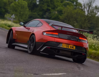 Aston Martin Vantage GT8 [UK-spec] '2016–17