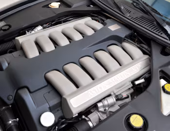Bajo el capó Aston Martin DB7 Zagato '2003
