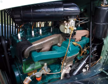 Sous la capuche 1933 Auburn 8-105 Salon Dual Ratio Convertible Sedan