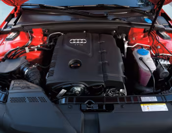 Bajo el capó 2012 Audi A4 2.0T quattro Titanium Package Sedan [North America] (B8,8K) '2011–12