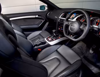 Interior Audi A5 3.0 TDI quattro S line Cabriolet [UK-spec] '2011–17