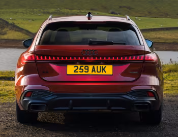 Audi A5 Avant e-hybrid quattro S line [UK-spec] (B10) '2025–pr.