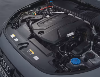 Bajo el capó Audi A5 e-hybrid quattro S line [UK-spec] (B10) '2025–pr.