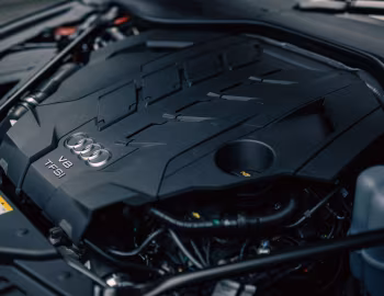 Bajo el capó Audi A8 L 60 TFSI quattro [Japan] (D5) '2022–pr.