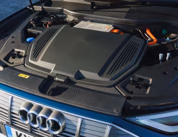 Bajo el capó Audi e-tron 55 quattro [UK-spec] '2019–22