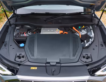 Bajo el capó Audi e-tron 55 quattro Sportback S line [UK-spec] '2020–pr.