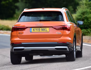 Audi Q3 40 TDI quattro advanced [UK-spec] '2018–25