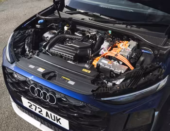 Bajo el capó Audi Q3 e-hybrid quattro S line "Launch Edition" [UK-spec] '2025–pr.