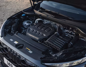 Bajo el capó Audi Q3 Sportback TFSI quattro S line [UK-spec] '2025–pr.