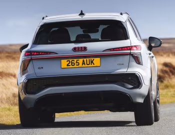 Audi Q3 TFSI quattro S line "Launch Edition" [UK-spec] '2025–pr.
