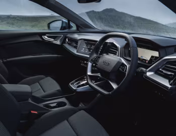 Interior Audi Q4 40 e-tron [UK-spec] '2021–26