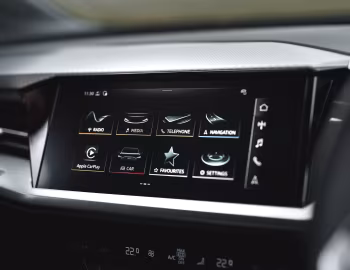 Interior Audi Q4 40 e-tron [UK-spec] '2021–26