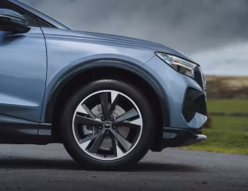 Audi Q4 40 e-tron [UK-spec] '2021–26