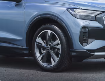 Audi Q4 40 e-tron [UK-spec] '2021–26