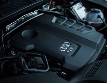 Under The Hood Audi Q5 40 TDI quattro [Japan] '2019–20