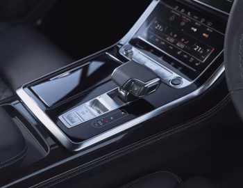 Интерьер Audi Q7 55 TFSI quattro S line [UK-spec] (4M) '2024–н.в.