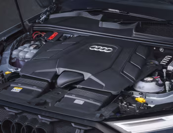 Bajo el capó Audi Q7 TFSI e quattro S line [UK-spec] '2025–pr.