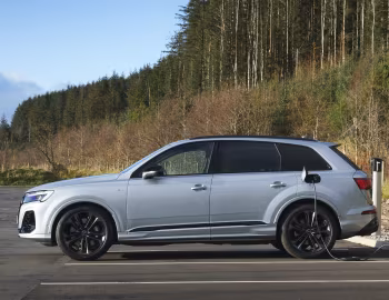 Audi Q7 TFSI e quattro S line [UK-spec] '2025–pr.