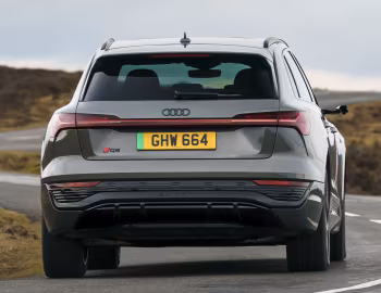 Audi Q8 55 e-tron quattro S line [UK-spec] '2023–н.в.