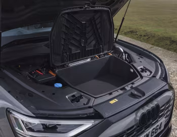 Bajo el capó Audi Q8 55 e-tron quattro S line [UK-spec] '2023–pr.