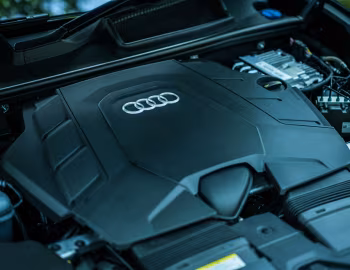 Bajo el capó Audi Q8 55 TFSI quattro S line [Japan] '2019–pr.