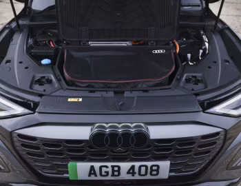 Bajo el capó Audi Q8 Sportback 55 e-tron quattro S line [UK-spec] '2023–pr.