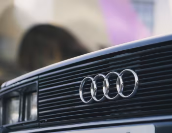 Logo Audi quattro [UK-spec] (Typ 85) '1981–82