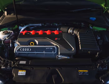 Bajo el capó Audi RS 3 Sportback [UK-spec] '2024–pr.