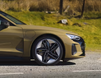 Audi RS e-tron GT [UK-spec] '2021–24
