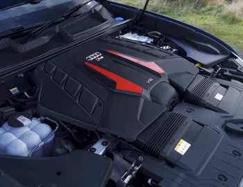 Bajo el capó Audi RS Q8 [UK-spec] '2024–pr.