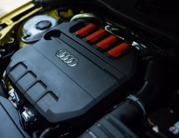 Bajo el capó Audi S3 Sportback [Japan] '2021–pr.