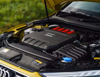 Bajo el capó Audi S3 Sportback [UK-spec] '2020–24