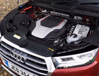 Bajo el capó Audi SQ5 TFSI [UK-spec] '2017–20