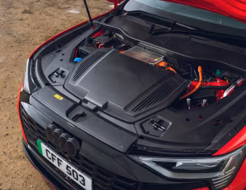 Bajo el capó Audi SQ8 e-tron quattro [UK-spec] '2023–pr.