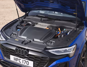 Bajo el capó Audi SQ8 Sportback e-tron "Black Edition" [UK-spec] '2023–pr.
