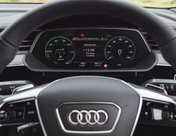 Tableau de bord Audi SQ8 Sportback e-tron "Black Edition" [UK-spec] '2023–pr.