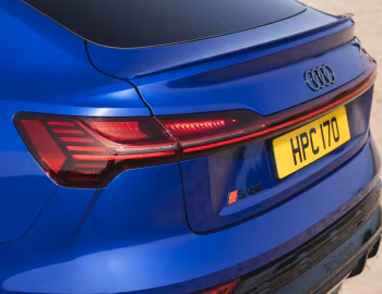 Audi SQ8 Sportback e-tron "Black Edition" [UK-spec] '2023–pr.