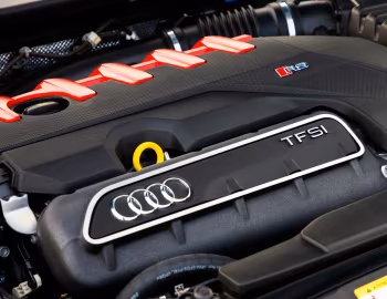 Bajo el capó Audi TT RS Coupé [Latam] (8S) '2020–23