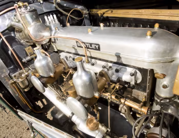 Sob o capô Bentley 4 ½ Litre Open Tourer by Vanden Plas '1929