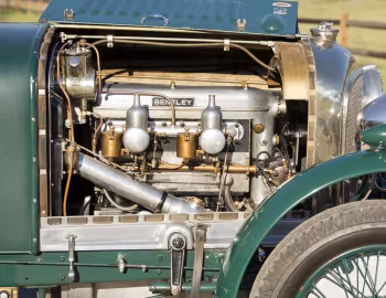Sob o capô Bentley 4 ½ Litre Open Tourer by Vanden Plas '1929