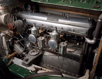 Sob o capô Bentley 8 Litre Dual Cowl Tourer by Wallis '1931