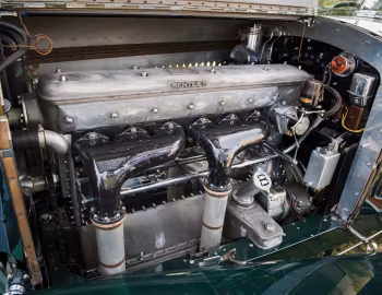 Sob o capô Bentley 8 Litre Tourer by Vanden Plas (YX5118) '1932