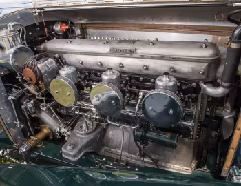 Sob o capô Bentley 8 Litre Tourer by Vanden Plas (YX5118) '1932