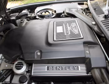 Sob o capô Bentley Azure Final Series '2002–03