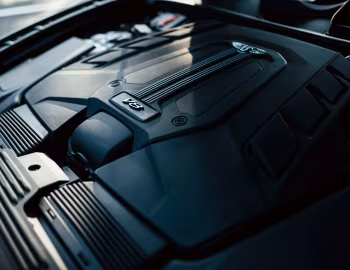 Sob o capô Bentley Bentayga S [Japan] '2022–pr.