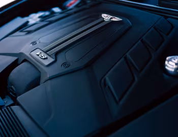 Sotto al cofano Bentley Bentayga Speed [Japan] '2026