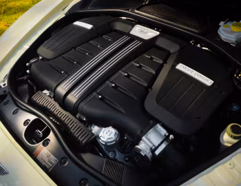Sob o capô Bentley Continental GTC Speed '2013–14