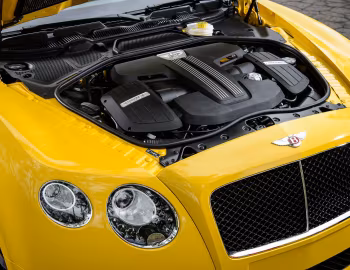 Sob o capô Bentley Continental GTC V8 S '2013–15